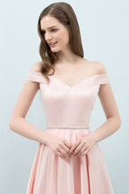 Robe de bal rose mi-longue, coupe trapèze, épaules dénudées et ceinture.