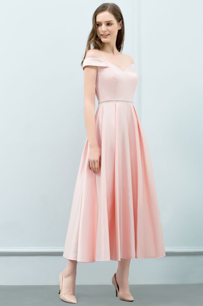 Robe de bal rose mi-longue, coupe trapèze, épaules dénudées et ceinture.