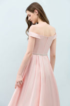 Robe de bal rose mi-longue, coupe trapèze, épaules dénudées et ceinture.
