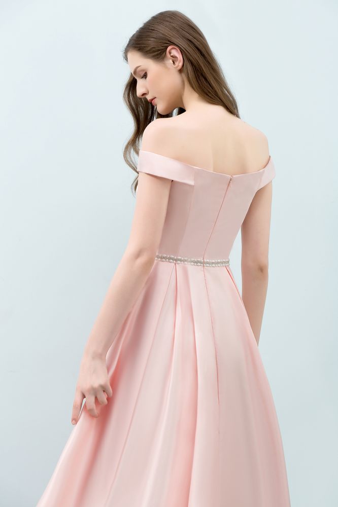 Robe de bal rose mi-longue, coupe trapèze, épaules dénudées et ceinture.