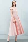 Robe de bal rose mi-longue, coupe trapèze, épaules dénudées et ceinture.