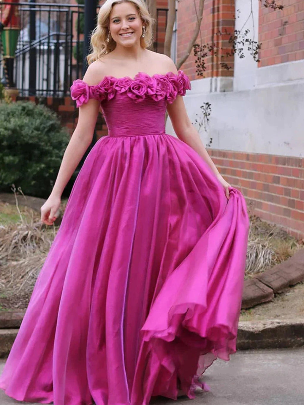 Teodora | Vestido de graduación azul real con hombros descubiertos y corte en A con estampado floral 3D
