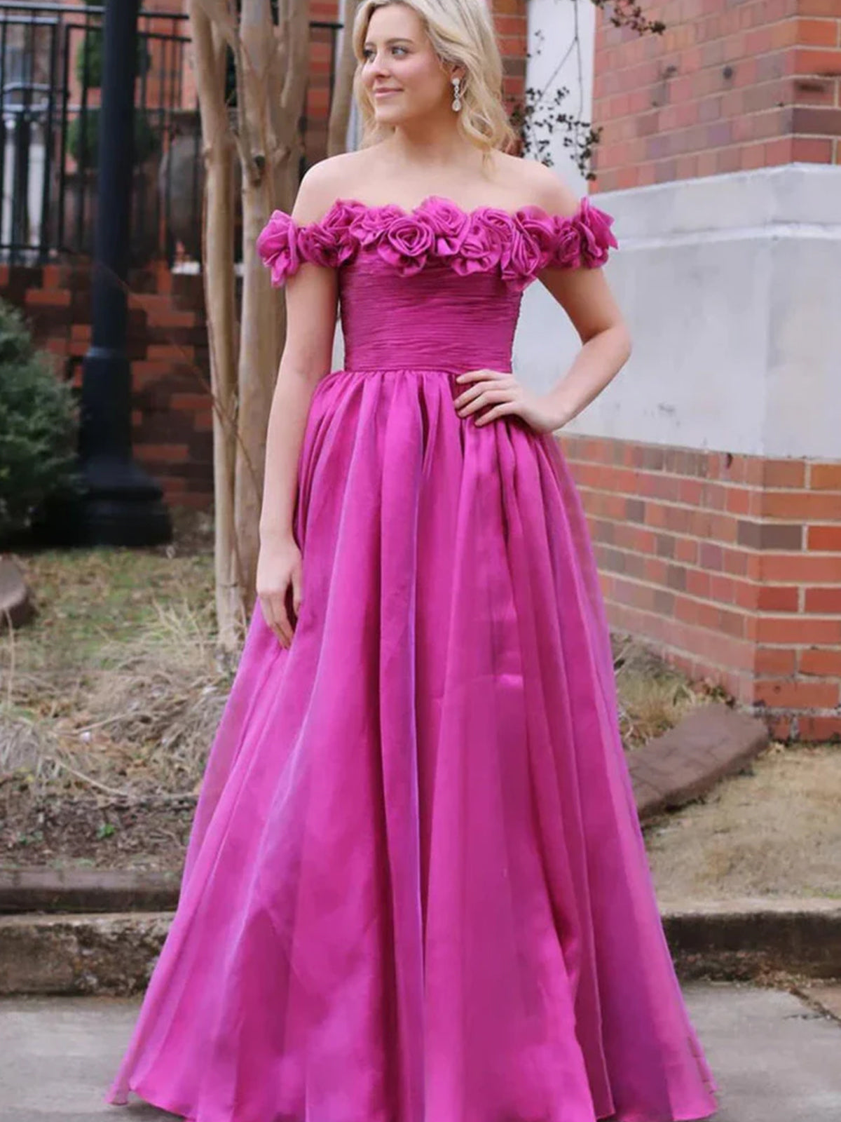 Teodora | Vestido de graduación azul real con hombros descubiertos y corte en A con estampado floral 3D