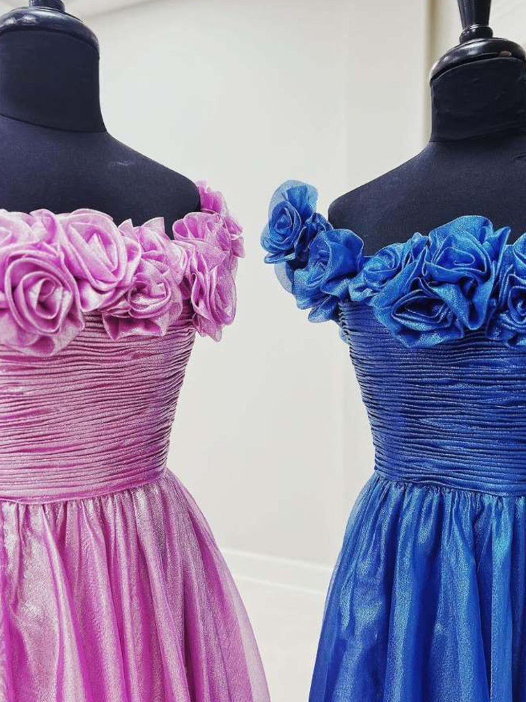 Teodora | Vestido de graduación azul real con hombros descubiertos y corte en A con estampado floral 3D