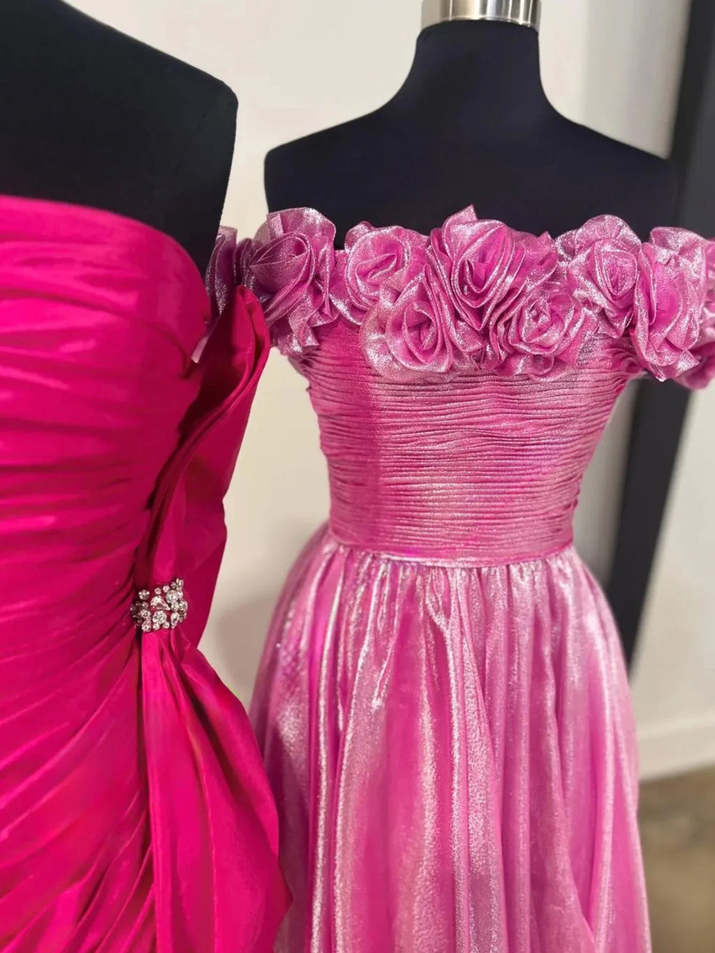 Teodora | Vestido de graduación azul real con hombros descubiertos y corte en A con estampado floral 3D