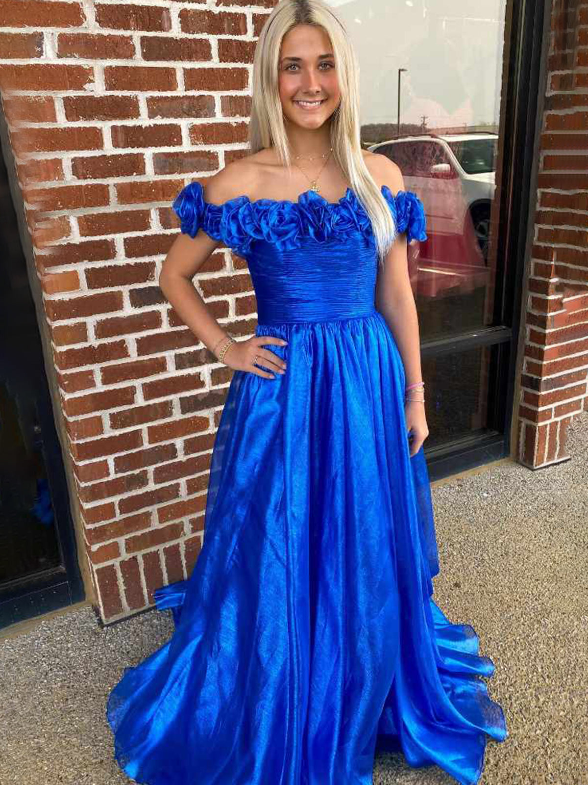 Teodora | Vestido de graduación azul real con hombros descubiertos y corte en A con estampado floral 3D