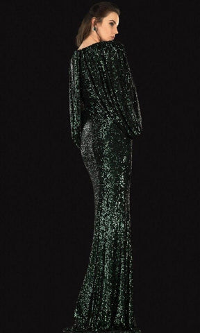 Vestido largo de lentejuelas con mangas tipo capa