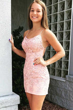 Robe de bal courte rose fourreau à nouer dans le dos, ornée d'appliqués, modèle PD327