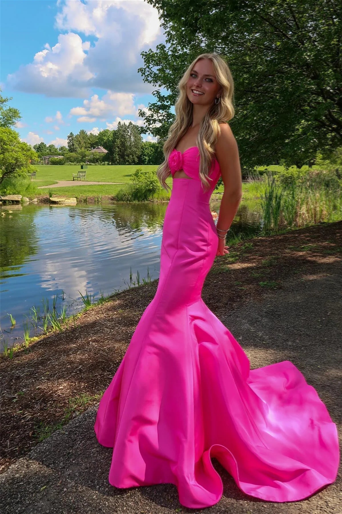 Tiff | Robe de bal sirène en satin rose avec nœud