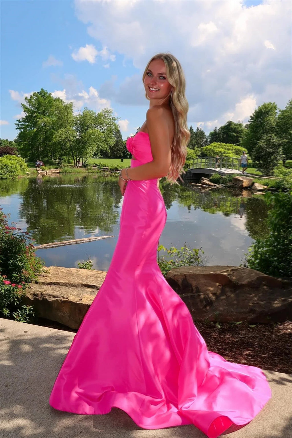 Tiff | Robe de bal sirène en satin rose avec nœud