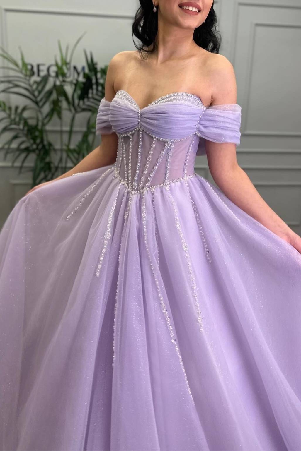 Tiffany | Vestido de graduación de tul corte A con cuentas color lavanda y hombros descubiertos 