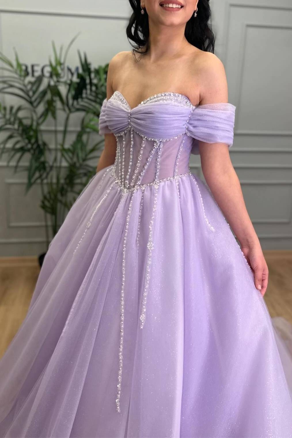 Tiffany | Vestido de graduación de tul corte A con cuentas color lavanda y hombros descubiertos 