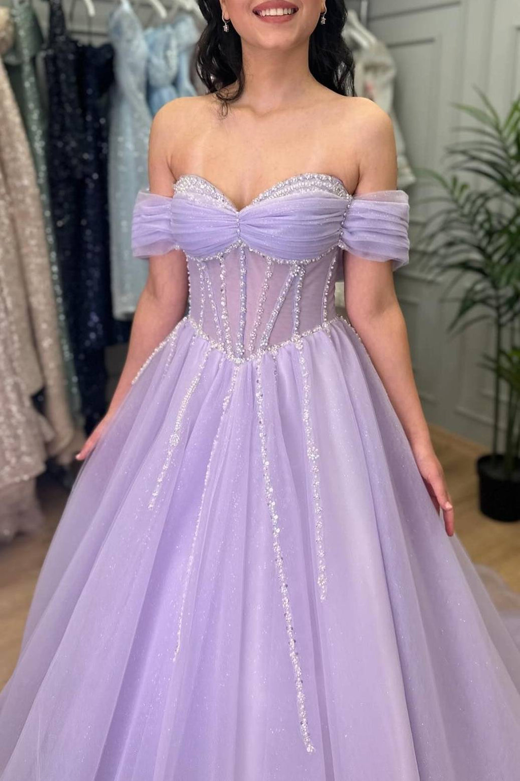 Tiffany | Vestido de graduación de tul corte A con cuentas color lavanda y hombros descubiertos 