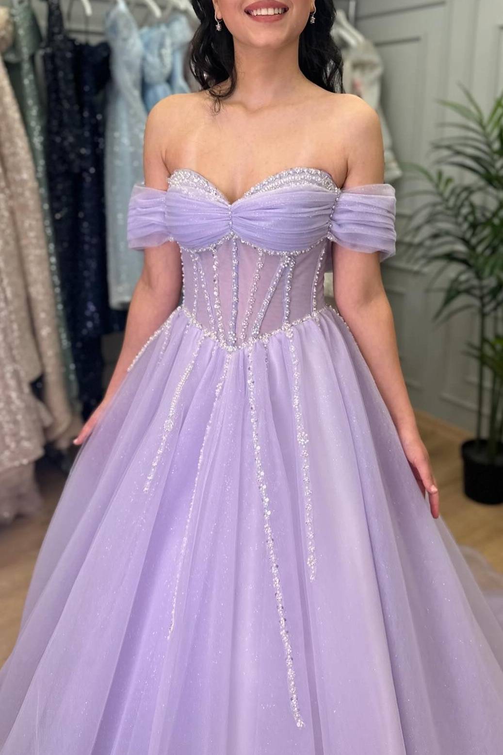 Tiffany | Vestido de graduación de tul corte A con cuentas color lavanda y hombros descubiertos 