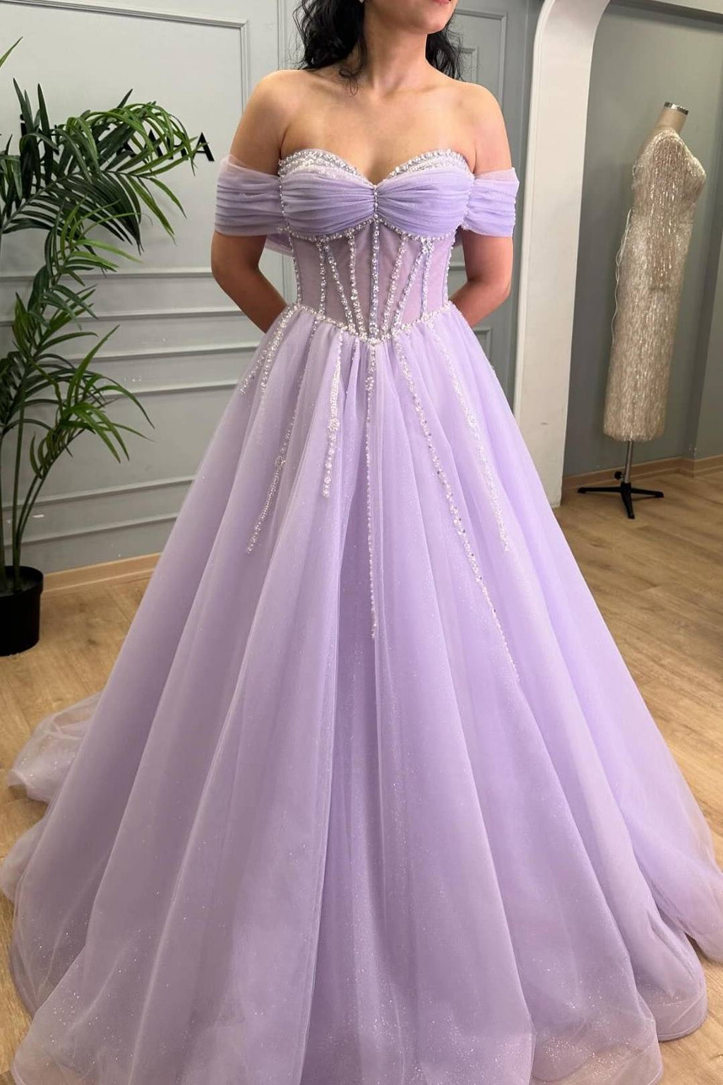 Tiffany | Vestido de graduación de tul corte A con cuentas color lavanda y hombros descubiertos 