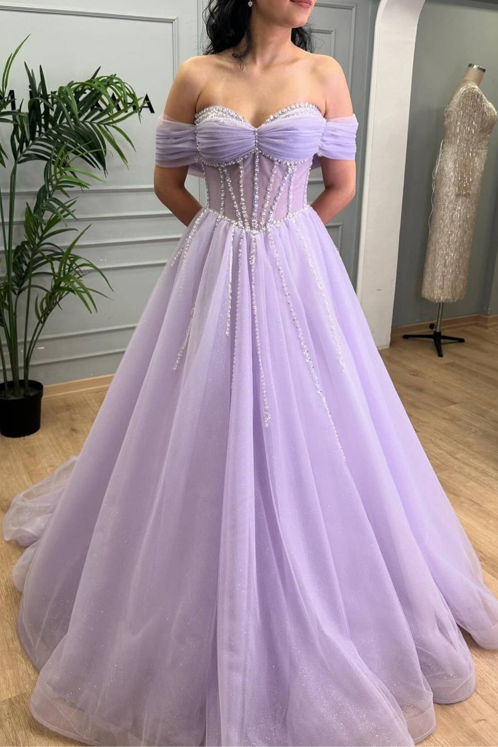 Tiffany | Vestido de graduación de tul corte A con cuentas color lavanda y hombros descubiertos 