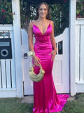 Toyah | Robe de bal longue sirène en satin fuchsia à décolleté plongeant et col V plongeant | Robe longue de bal en satin fuchsia | Décolleté plongeant | Robe longue sirène en satin | Col V V | Robe longue de bal en satin fuchsia | Toyah 