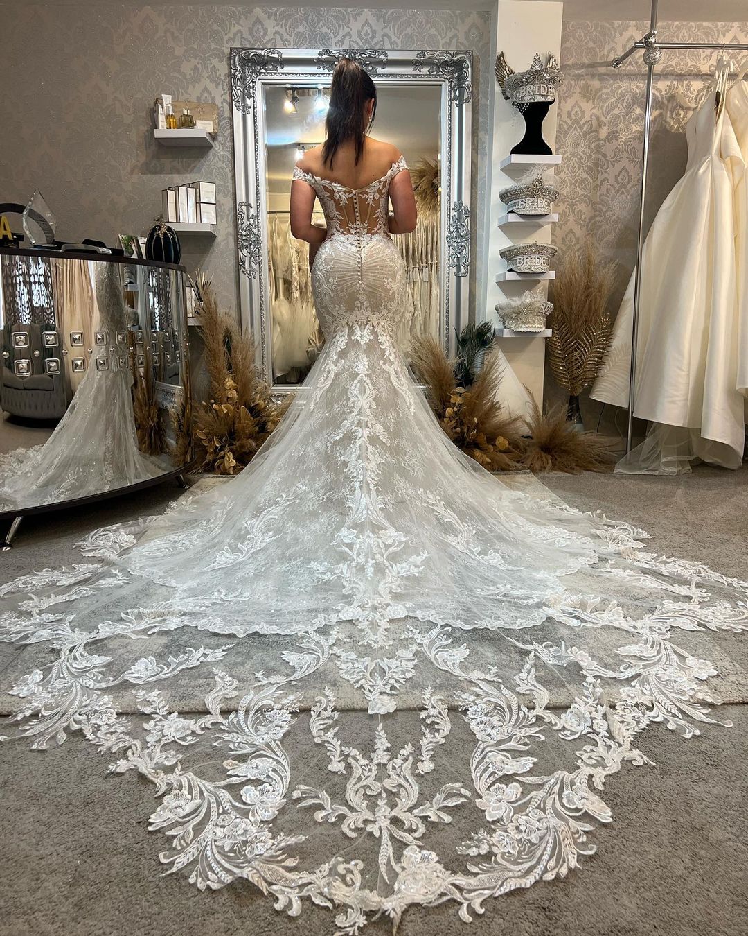 Vestido de novia de sirena sin mangas, de encaje, con hombros descubiertos y cola catedral, de moda hasta el suelo.
