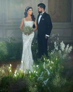 Robe de mariée sirène tendance en dentelle, longue jusqu'au sol, à fines bretelles carrées et sans manches.