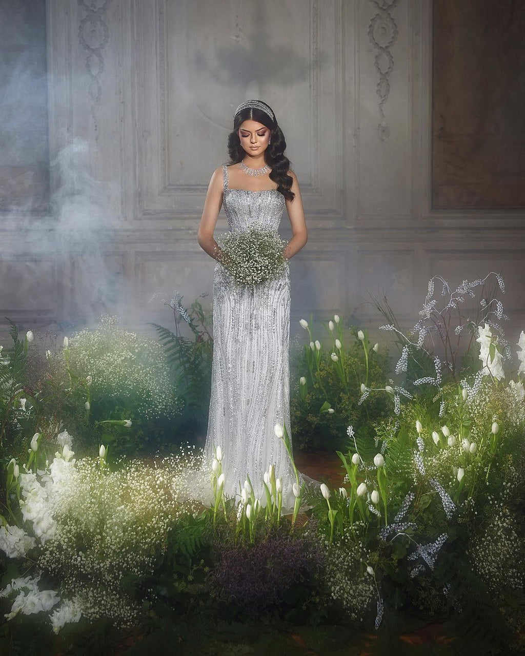 Robe de mariée sirène tendance en dentelle, longue jusqu'au sol, à fines bretelles carrées et sans manches.