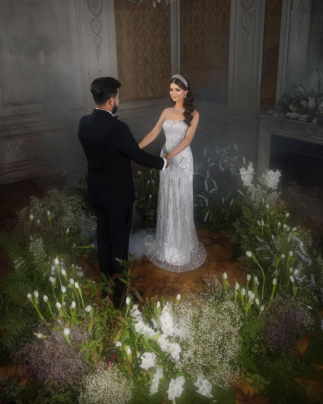 Robe de mariée sirène tendance en dentelle, longue jusqu'au sol, à fines bretelles carrées et sans manches.