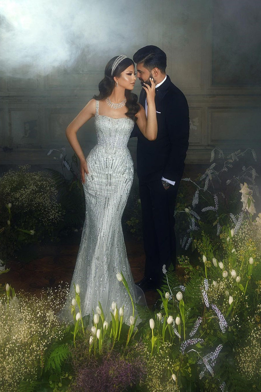 Robe de mariée sirène tendance en dentelle, longue jusqu'au sol, à fines bretelles carrées et sans manches.