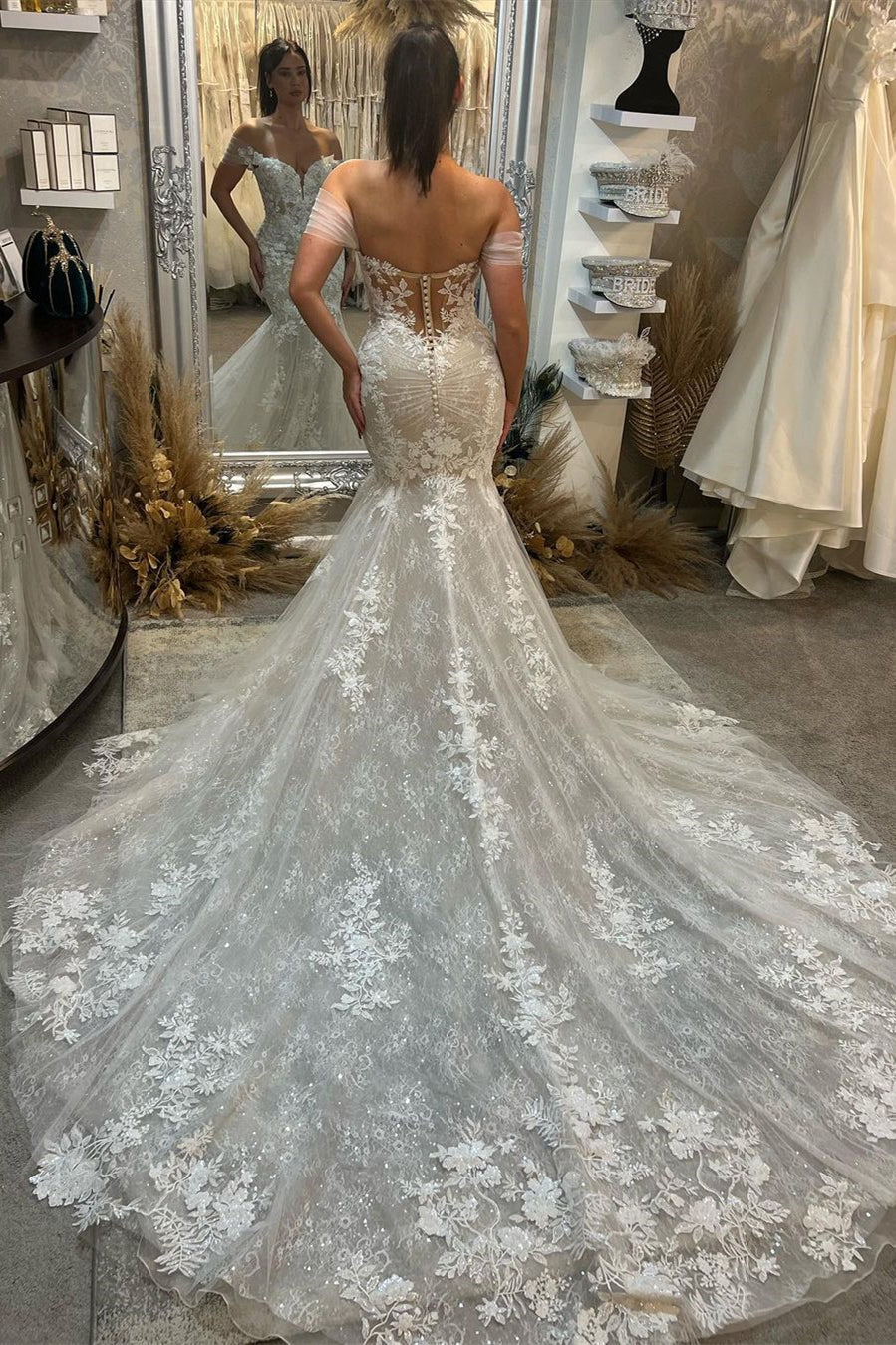 Vestido de novia de encaje de moda, largo hasta el suelo, sin mangas, con escote corazón y hombros descubiertos, con cola de capilla.