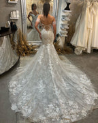 Vestido de novia de encaje de moda, largo hasta el suelo, sin mangas, con escote corazón y hombros descubiertos, con cola de capilla.