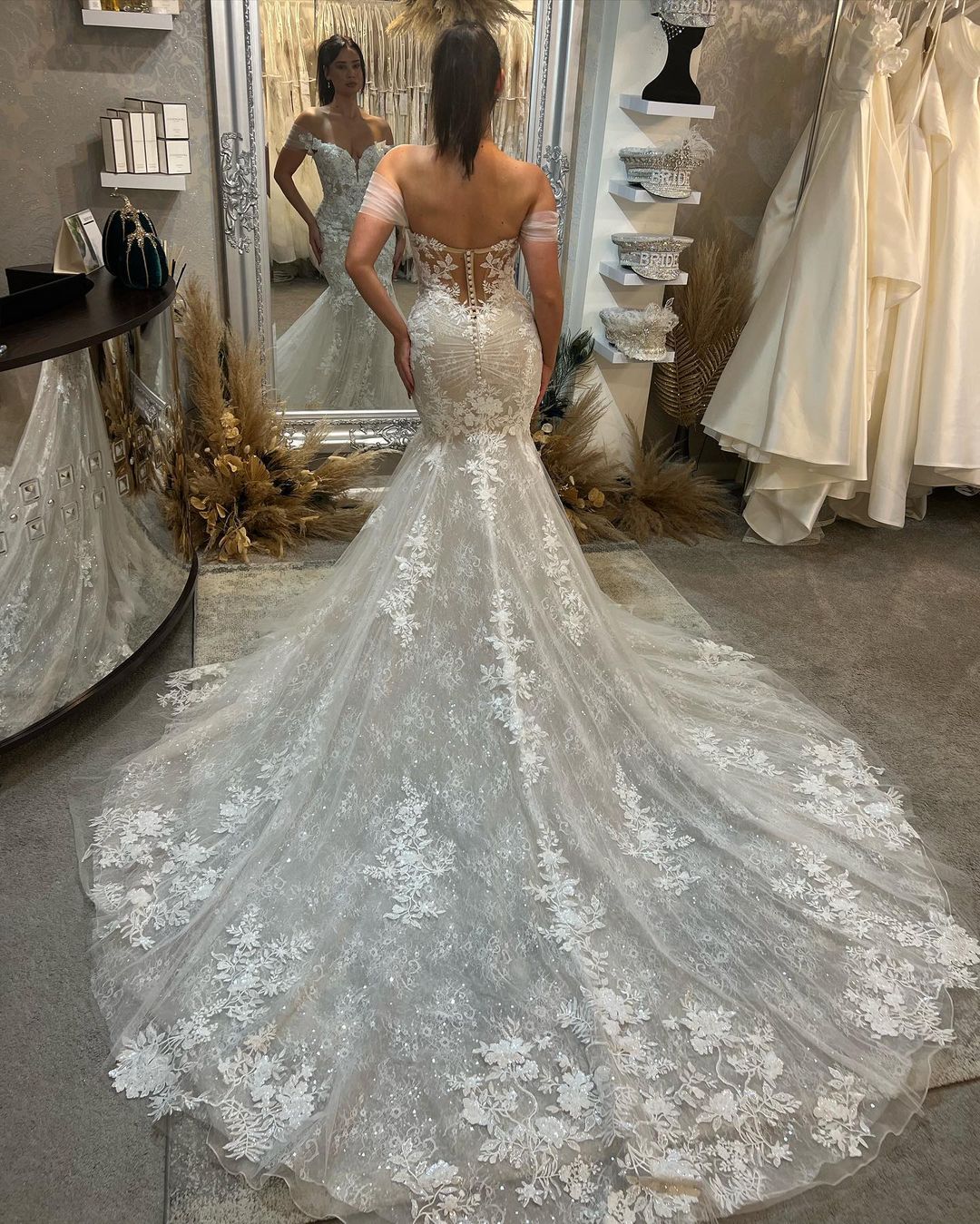 Vestido de novia de encaje de moda, largo hasta el suelo, sin mangas, con escote corazón y hombros descubiertos, con cola de capilla.