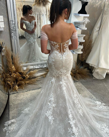 Vestido de novia de encaje de moda, largo hasta el suelo, sin mangas, con escote corazón y hombros descubiertos, con cola de capilla.