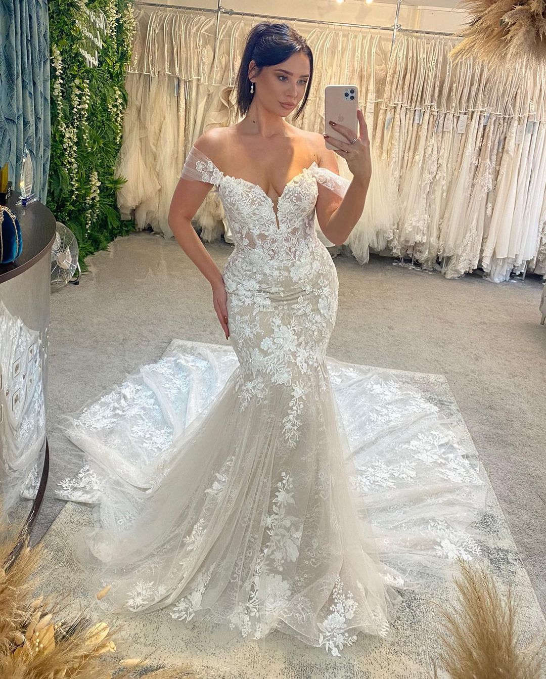 Vestido de novia de encaje de moda, largo hasta el suelo, sin mangas, con escote corazón y hombros descubiertos, con cola de capilla.