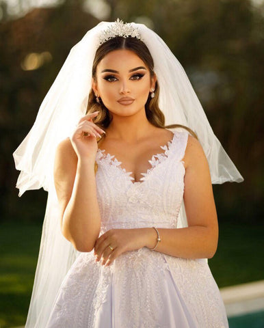 Vestido de novia de satén corte A, sin mangas, con escote corazón y tirantes, largo hasta el suelo, adornado con cuentas.