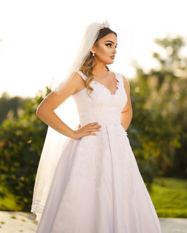 Vestido de novia de satén corte A, sin mangas, con escote corazón y tirantes, largo hasta el suelo, adornado con cuentas.