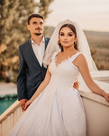 Vestido de novia de satén corte A, sin mangas, con escote corazón y tirantes, largo hasta el suelo, adornado con cuentas.