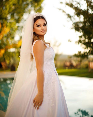 Vestido de novia de satén corte A, sin mangas, con escote corazón y tirantes, largo hasta el suelo, adornado con cuentas.