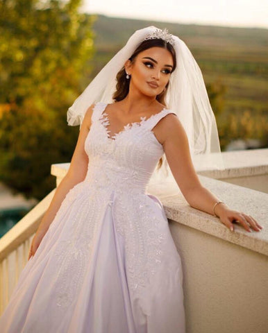 Vestido de novia de satén corte A, sin mangas, con escote corazón y tirantes, largo hasta el suelo, adornado con cuentas.