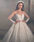 Robe de mariée tendance en dentelle, coupe trapèze, col en V, manches longues et appliques, longueur au sol.
