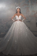 Robe de mariée tendance en dentelle, coupe trapèze, col en V, manches longues et appliques, longueur au sol.