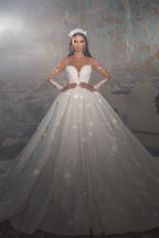 Robe de mariée tendance en dentelle, coupe trapèze, col en V, manches longues et appliques, longueur au sol.