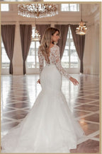 Robe de mariée sirène tendance à manches longues et col en V avec traîne chapelle
