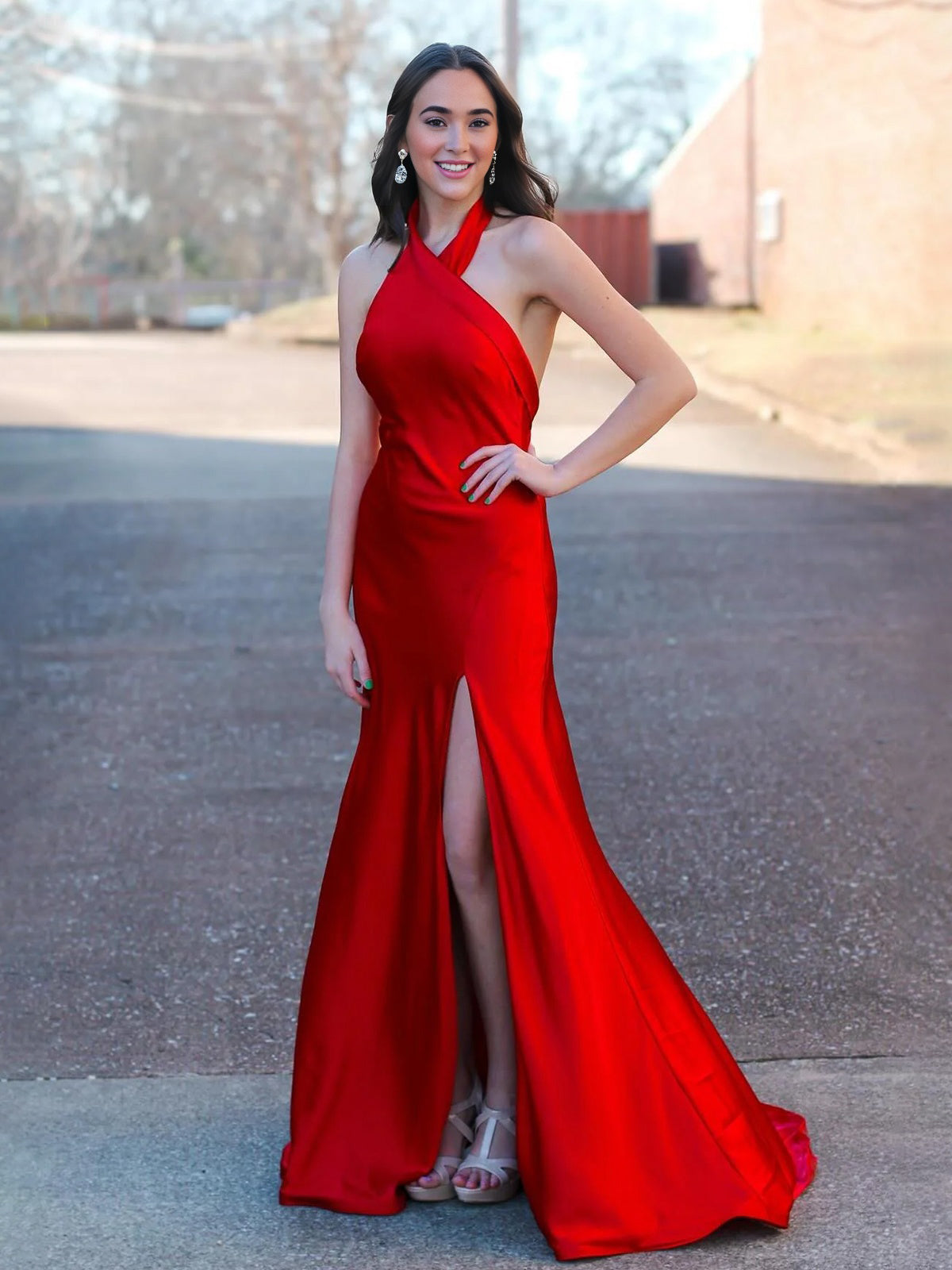 Tristan | Vestido largo de fiesta sirena rojo satinado con escote halter y abertura 