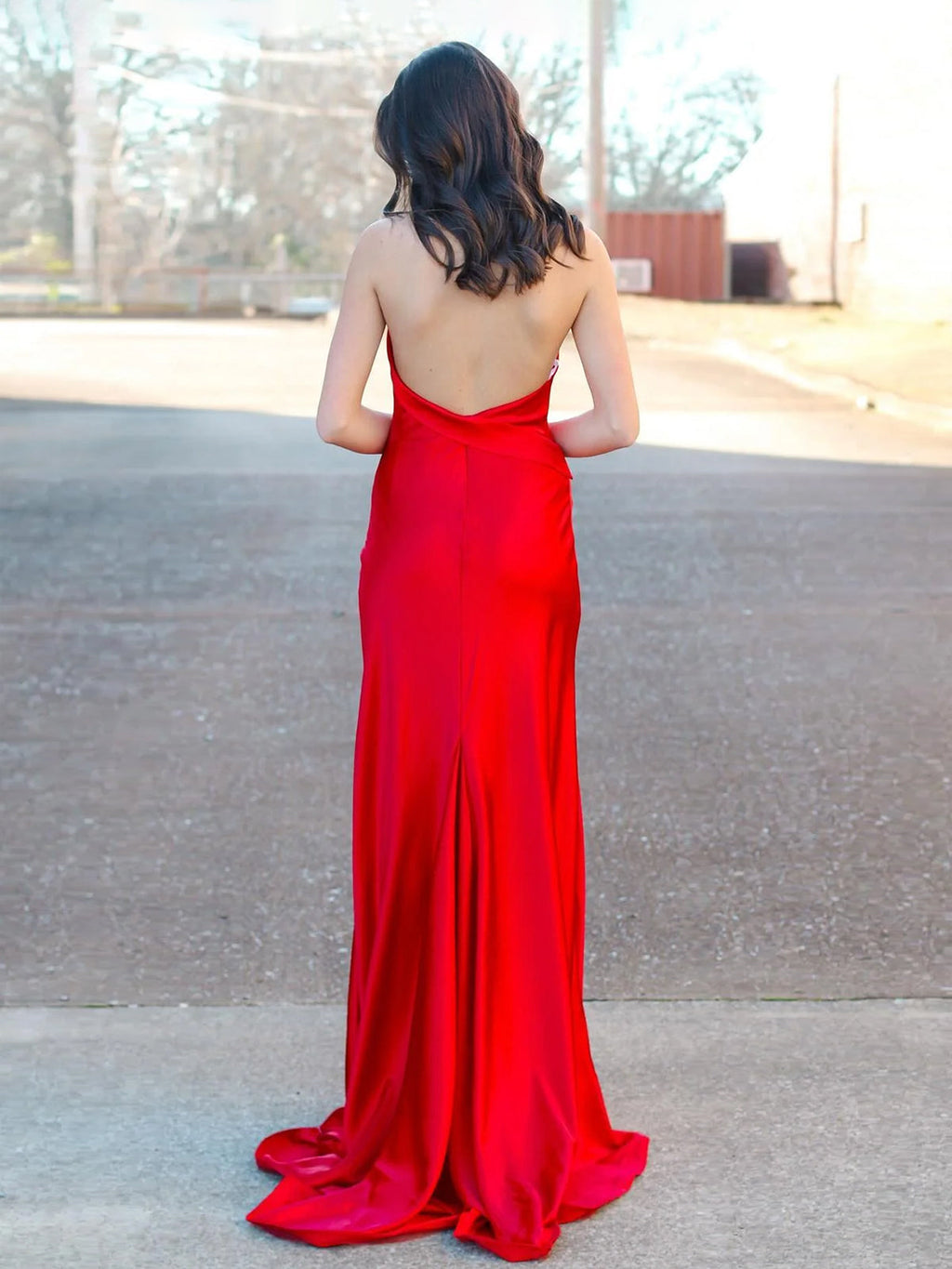 Tristan | Vestido largo de fiesta sirena rojo satinado con escote halter y abertura 
