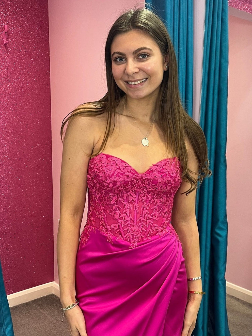 Trudy | Vestido de sirena fruncido de encaje y satén fucsia para baile de graduación 