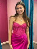 Trudy | Vestido de sirena fruncido de encaje y satén fucsia para baile de graduación 