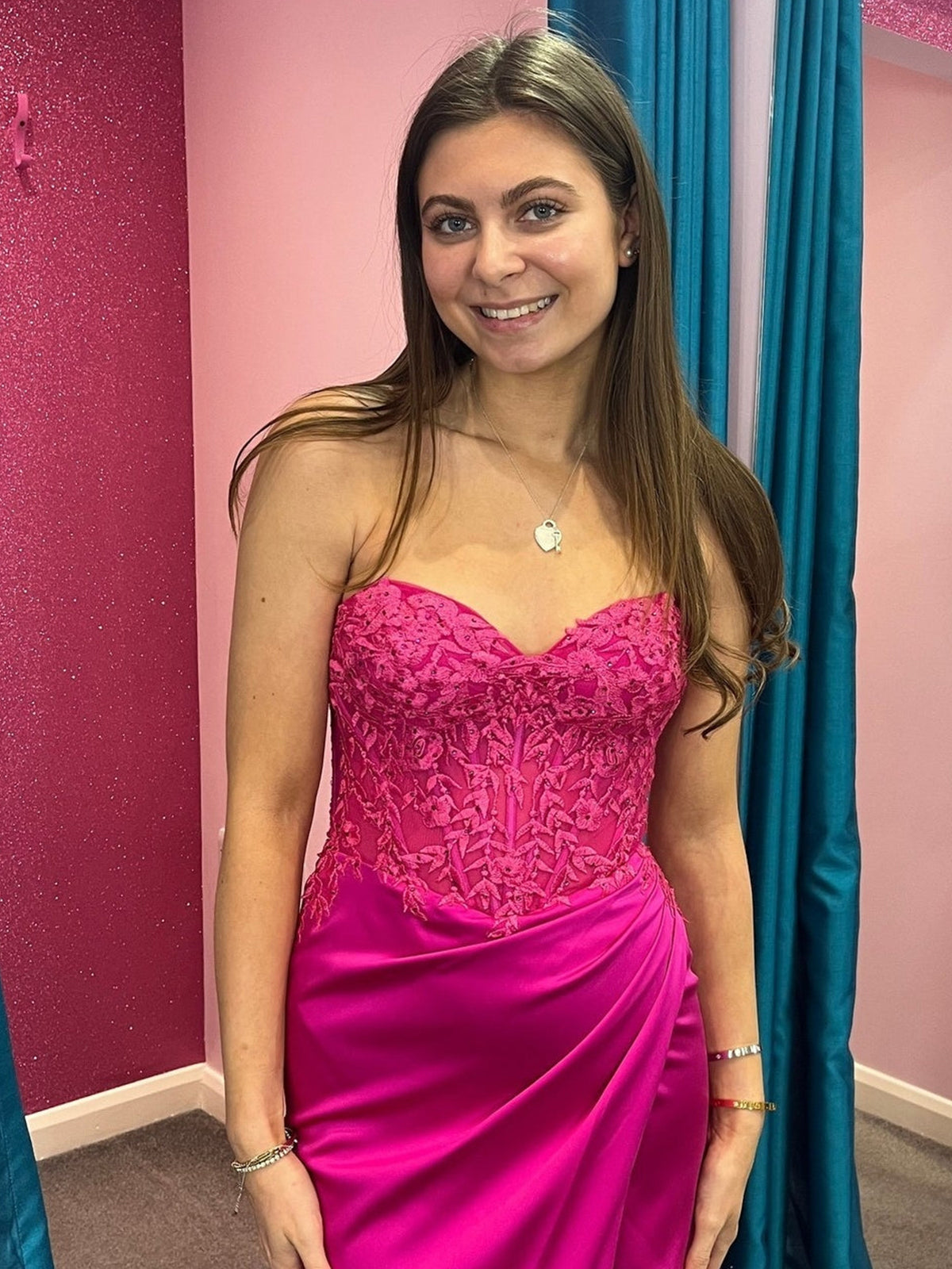 Trudy | Vestido de sirena fruncido de encaje y satén fucsia para baile de graduación 