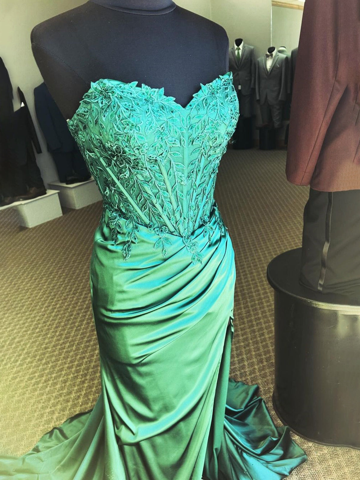Trudy | Vestido de sirena fruncido de encaje y satén fucsia para baile de graduación 
