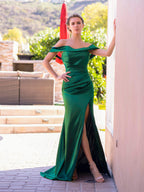 Vestido de noche de satén corte sirena/trompeta con hombros descubiertos