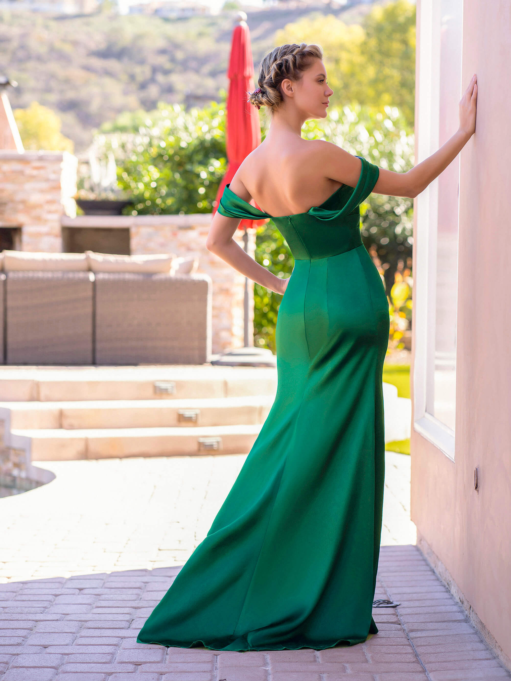Vestido de noche de satén corte sirena/trompeta con hombros descubiertos