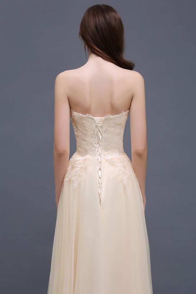 Robe de bal longue en tulle trapèze ornée d'appliqués