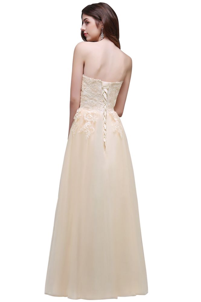 Robe de bal longue en tulle trapèze ornée d'appliqués